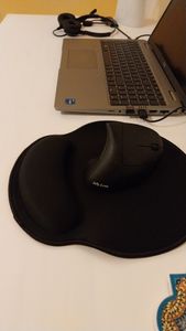wortek Mauspad mit Gelkissen aus Memoryschaum - 23x26cm - Ergonomisches Mousepad mit Handauflage - vernähte Kanten - Maus Pad mit Handballenauflage für schonende Haltung - Schwarz Kunden-Foto 1