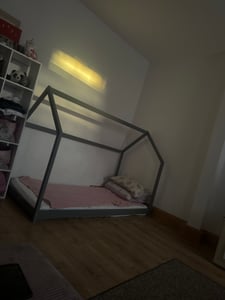 Homestyle4u Kinderbett 90x200 mit Matratze mit  Standard 100 mit Lattenrost Hausbett Weiß mit Bettkasten Stauraum Kunden-Foto 2
