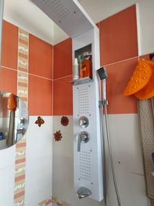 TRMLBE Sprchový panel s batériou, sprchový systém 5 v 1 Multifunkčná sprchová súprava vrátane ručnej sprchy Masážna sprcha Vodopádová sprcha Dažďová sprchová batéria, čierna Fotografia od zákazníka č. 1