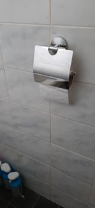 WENKO Toiletten Papier Rollen Halter Cuba mit Deckel Bad Accessoires Gäste WC Kunden-Foto 1