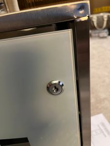 Schrank mit Beulen 