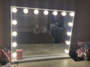 VANITII Hollywood specchio per il trucco 80cm x 58cm con illuminazione a LED 3 modalità di luce cristalli specchio per il trucco Bluetooth per il bagno tavolo da toilette Bianco Foto del cliente 6