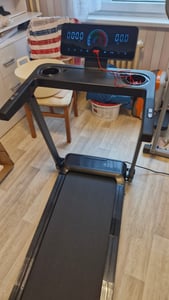 Běžecký pás se sklonem 10 % - Elektrický běžecký pás - Rychlost 1-12 km/h - Motor 3,0 hp - LED displej - Běžecká plocha 40 x 97 cm - Maximální hmotnost 120 kg Fotografie od zákazníka č. 2