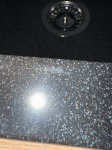Faizee Home Granitspüle 75 x 44 cm Nachtschwarz – inklusive Armatur Smart in Schwarz – eckige Einbauspüle aus Granit – beidseitig montierbar, kratzfest, hitzebeständig – modernes Spülbecken Kunden-Foto 6