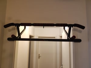 DH FitLife Klimmzugstange Türrahmen ohne Schrauben | Pull up bar Doorway | Reckstange Turnstange Türreck zum Einhängen | inkl. Schlingentrainer | Für Türrahmen 70-92cm Kunden-Foto 1