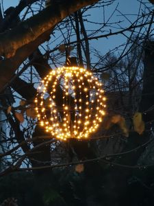 Závěsná světelná koule pro venkovní použití 40 cm s časovačem a síťovou zástrčkou - 240 LED - Zahradní dekorativní světlo extra teplá bílá osvětlené drátem Fotografie od zákazníka č. 1
