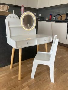 Set da toeletta per bambini COSTWAY con specchio illuminato, tavolino da trucco e sedia con motivo principessa, specchio, ripiano aperto Bianco Foto del cliente 1