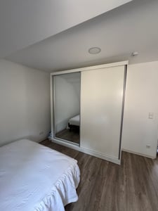 Schwebetürenschrank Kleiderschrank Schrank 203cm Weiß/Weiß semigloss mit Spiegel und Zierleisten Pola 35 Kunden-Foto 8