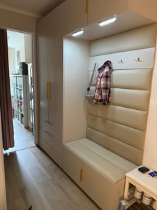 MEBLE KRYSPOL Inova 1 Möbelset Garderobe, 236,7x200x47cm - Kaschmir, Manila 18, Schwarz Kunden-Foto 1