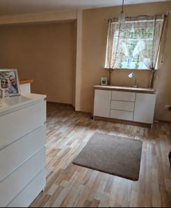Merax písací stôl v tvare L na kolieskach, s 3 zásuvkami, 2 dvierkami, otočný o 360°, výsuvná pracovná doska, komoda, počítačový stôl, biela+dub Fotografia od zákazníka č. 1