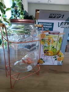 Vilde | Distributore di vetro con rubinetto - Bottiglia con rubinetto - Caraffa di vetro con rubinetto e supporto nero - Distributore di bevande - 8 l Foto del cliente 1