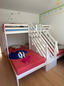 Merax Lit superposé 90x200cm , 3 lits pour enfants, avec échelle de rangement, table de nuit avec tiroirs, rampe, lit superposé en bois massif, lit pour adolescent, blanc Photo du client 1