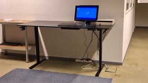 SANODESK QS1 Výškově nastavitelný stůl 140 x 60 cm, elektrický, 4 paměťové funkce, ochrana proti kolizím, nosnost 70 kg, háčky, vedení kabelů (černý) Fotografie od zákazníka č. 7