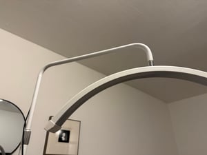 Andoer HD-M6XR 36 W Boden-LED-Videoleuchte, halbmondfoermiges Fuelllicht, dimmbar mit 5600 K Weisslicht und rotem Licht, 186 cm Metall-Lichtstativ, Telefonhalter, Fernbedienung fuer Schoenheitssalon, Make-up, Live-Streaming, Nachttischlampe Kunden-Foto 3