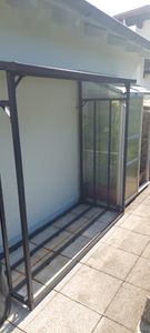 Schönes Kaminholzregal