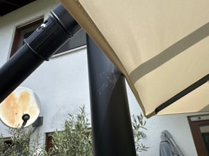 tillvex Alu Ampelschirm Blau LED Solar Ø 300 cm mit Kurbel | Sonnenschirm mit An-/Ausschalter | Gartenschirm UV-Schutz Aluminium | Kurbelschirm mit Ständer Marktschirm wasserdicht Kunden-Foto 6