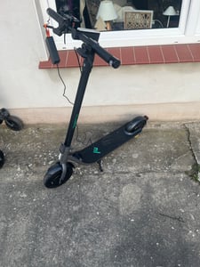 EGRET E-Scooter mit Straßenzulassung (ABE), 18,5 kg leicht, 10" Luftreifen, 882 W Bosch Motor, 30 km Reichweite, 130 kg Traglast, Blinker, App – Ey! 7 Kunden-Foto 1