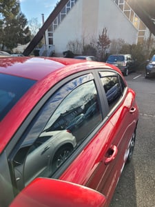 J&J AUTOMOTIVE | Windabweiser Passend Für MG 3 Ab 2024 LSE, 4tlg Vorne+Hinten, Heko Regenabweiser, Schwarz, Getönt, Aerodynamisch, Einfache Montage, Befeistigung mit Clips Kunden-Foto 1
