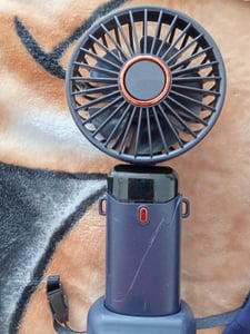 3-in-1 Mini Handventilator,USB-Handyhalter-Lüfter Tragbarer,5 Geschwindigkeitsstufen,3200mAh Akku,90° Faltbarer,LED-Display,12H-laufzeiten,Leise Kunden-Foto 2