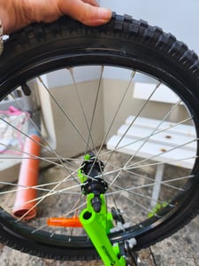 Actionbikes Kinderfahrrad Zombie 20 Zoll | Kinder Fahrrad - V-Brake Bremsen - Kettenschutz - Fahrradständer - Kinderrad - 6-9 Jahre (Grün) Kunden-Foto 7