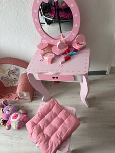 Playtive Schminktisch Kosmetiktisch Mädchen Hocker Spiegel Holz inkl. Zubehör Kunden-Foto 1