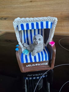 Spardose – Strandeimer „Urlaubs-Spardose“ - Sparbüchse Urlaub Reisekasse Sparschwein Geldgeschenk aus Kunststein H.: 11cm Kunden-Foto 1
