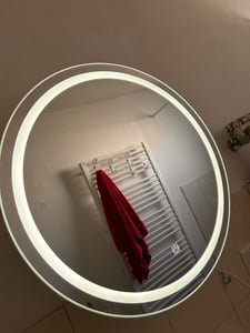 AODEMOKO Runder Spiegelschrank Bad mit LED Beleuchtung, Badspiegel Schrank mit Steckdose und Fönhalter, Weiß Kunden-Foto 2