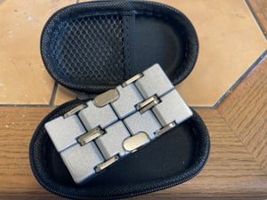 Stressabbau-Spielzeug für Erwachsene & Kinder – ultra-langlebig, angstlösendes Geschenk für jede Gelegenheit Spielzeug Würfel Basteln Kunden-Foto 2