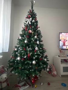 1.5m Weihnachtsbaum, Tannenbaum Künstlich mit 520 Zweige Verschlüsseltes Laub Stabiler Metallsockel Leicht Zu Montieren, für Innen- und Außenbereiche Kunden-Foto 5