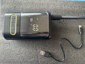 Elektrische Luftpumpe 6000mAh, Wiederaufladbare Luftpumpe,150 PSI,Tragbarer Luftkompressor mit Digital LCD Display und LED Licht für Alle Ventile Kunden-Foto 1