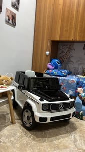 COSTWAY Lizenziertes Mercedes-Benz EQG Kinderauto, Elektrofahrzeug mit Fernsteuerung, abnehmbarer 12-V-Batterie, LED-Beleuchtung, Musik Weiß Kunden-Foto 1