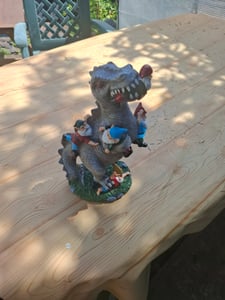 Relaxdays Gartenfigur, Dinosaurier frisst Gartenzwerge, wetterfeste Deko, Kleingarten, Kunstharz, 28,5 cm groß, bunt Kunden-Foto 1