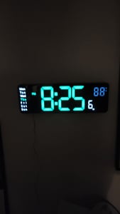 Digitale LED Wanduhr Grün 32 x 10 x 3 cm mit Temperatur, Wecker und Fernbedienung Kunden-Foto 1