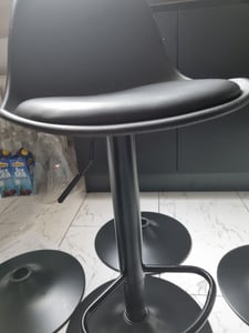 FURNIFY® 2er Set Barhocker ASTA | Höhenverstellbarer Kunstleder-Barstuhl mit Rückenlehne | Schwarz Kunden-Foto 4