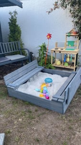 KOTARBAU® Sandkasten mit Abdeckung 120x120 cm Sandkiste aus Holz mit Deckel & Sitzbänken Gartenspielzeug für Kinder mit Sandkastenvlies Natürlich Kunden-Foto 1