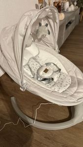 MoMi KENANI – Elektrische Babywippe mit Bluetooth, Fernbedienung & Musik, 5 Stufen – inkl. Moskitonetz – Hellgrau Kunden-Foto 3