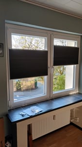 WOLTU Doppelplissee Wabenplissees ohne Bohren mit Klemmträger dunkelgrau-weiß : 75 x 120 cm Größe: 75 x 120 cm Kunden-Foto 1