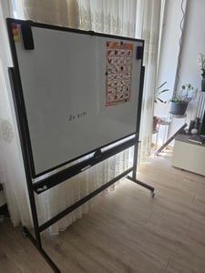 COSTWAY Oboustranná mobilní tabule s hliníkovým rámem, 120x90 cm, výškově nastavitelná a o 360° otočná magnetická tabule s kolečky a příslušenstvím Fotografie od zákazníka č. 1