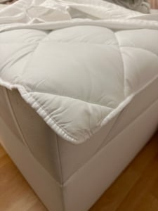 Komfortec 140x200 cm Matratzentopper für Bett und Boxspringbett, 4 elastische Bänder, 500 g/m² Atmungsaktive Matratzenauflage, Gesteppt Matratzenschutz, Unterbett Weiche Matratzenschoner, weiß Kunden-Foto 1