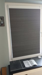 WOLTU Doppelplissee Wabenplissees ohne Bohren mit Klemmträger dunkelgrau-weiß : 75 x 120 cm Größe: 75 x 120 cm Kunden-Foto 3
