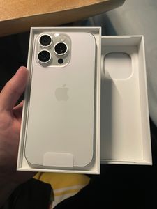 Apple iPhone 16 Pro , 16 cm (6.3"), 2622 x 1206 Pixel, 512 GB, 48 MP, iOS 18, Schwarz Kunden-Foto 3