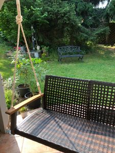 COSTWAY Schaukelbank 2-Sitzer, Hängebank PE-Rattan, Gartenschaukel zum Aufhängen, Hollywoodschaukel mit Akazienholz-Armlehnen, 360 kg Belastbarkeit, Schaukel für Terrasse & Garten & Balkon Kunden-Foto 1