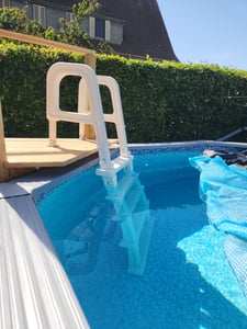 SucceBuy 5-stufige geneigte Poolleiter mit 2 Handläufen, Tragkraft 136 kg für 122–137 cm große Pools Kunden-Foto 3