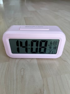 LED Wecker Digital Alarmwecker Uhr Kalender Beleuchtet Schlummerfunktion Alarm Rosa Kunden-Foto 1