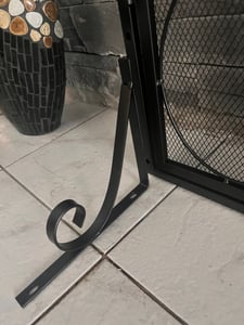 Parawan kominkowy SucceBuy, 1 panel z drzwiczkami, solidna osłona przeciwiskrowa wykonana z żelaznej siatki, 990 x 780 mm, wolnostojące ogrodzenie kominka do salonu, nowoczesna dekoracja domu Zdjęcie produktu od klienta nr 1