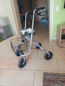 Drive Medical Rollator Migo 2G, leicht faltbar inkl. Stockhalter, Korb,Tablett Kunden-Foto 3
