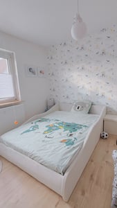 Flieks Kinderbett 90x200cm mit Rausfallschutz, Polsterbett Bodenbett mit Lattenrost & Kopfteil, Gepolstertes Einzelbett Holzbett mit Samtbezug, Beige Kunden-Foto 1