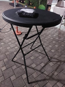 Goliving Bartisch Ø80x110cm - Stehtisch - Klappbar - Stabil - Inkl. Tischdecke & Schürze - Belastbar bis 50 kg - Schwarz Kunden-Foto 3
