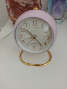 Leiser, nicht tickender Morgenwecker, nicht tickender Nachttischwecker mit Nachtlicht, Retro-Wecker, Quarzwerk, batteriebetriebene Uhr, Schlafzimmerwecker (Pink) Kunden-Foto 1