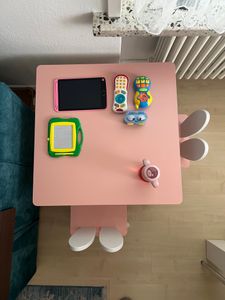 DREAMADE Kindertisch mit 2 niedlichen Hasenohrenstühlen, Aktivitäts-Tisch-Set mit Massivholzbeinen & platzsparender Konstruktion, 3tlg. Kunden-Foto 3